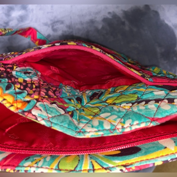 VERA BRADLEY PURSE. - Picture 16 of 16